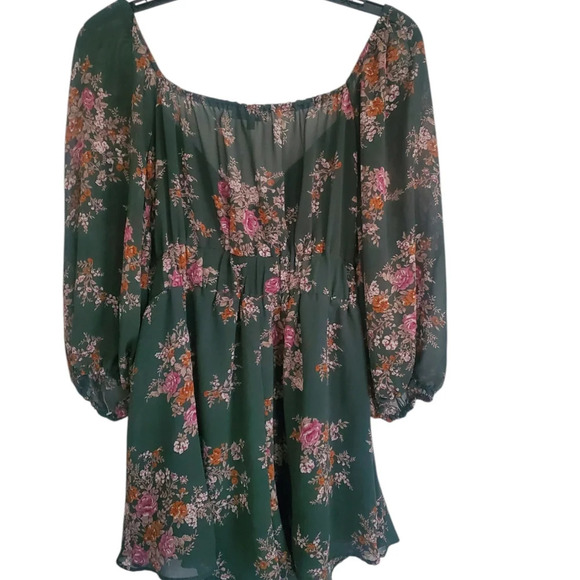 French Kiss floral v-neck baby doll blouse, size medium, with pockets - Picture 7 of 7